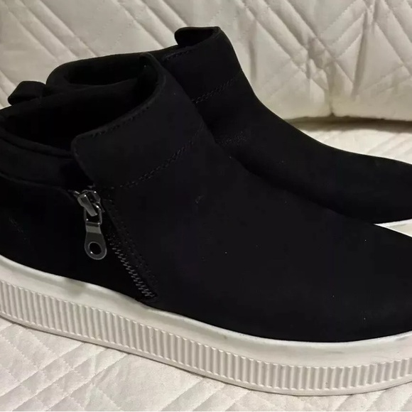 Women’s Hi Top Sneaker 9 Black Suede Leather Bootie casual run around sh… - Picture 1 of 9